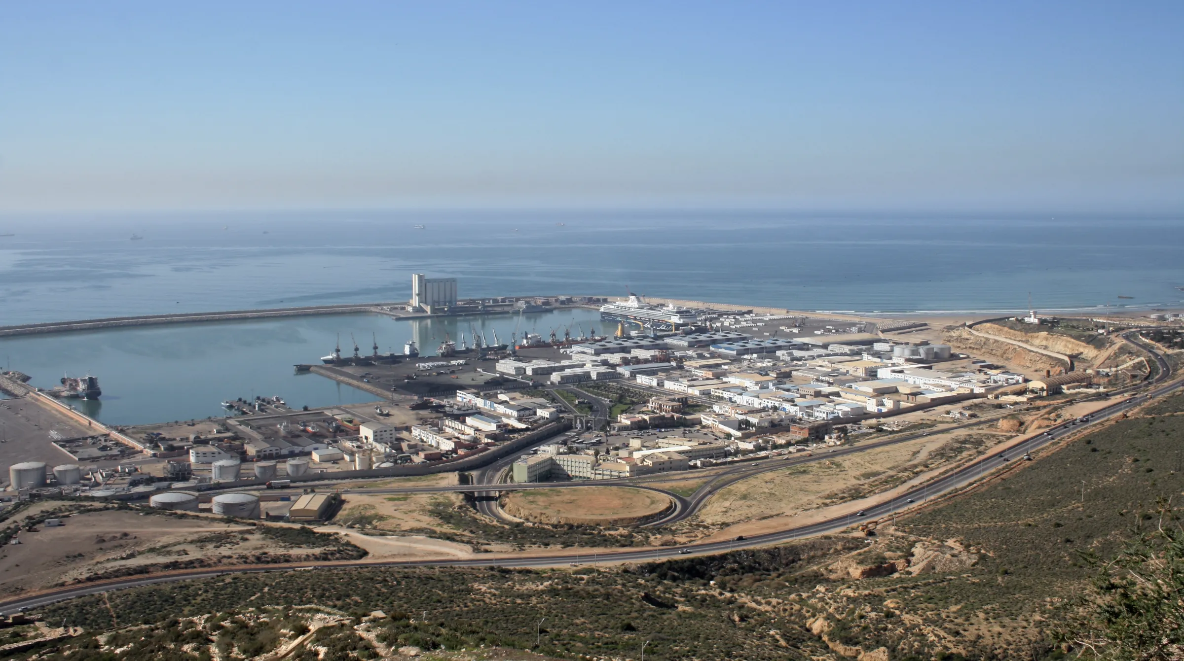 Le port de commerce d’Agadir et ses quais vus depuis les hauteurs