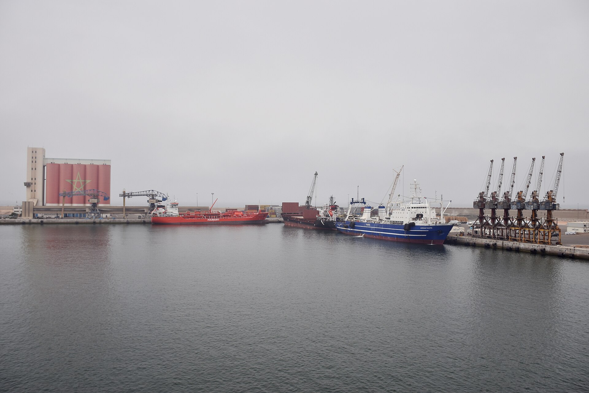 Navires à quai et grues du port de commerce d’Agadir
