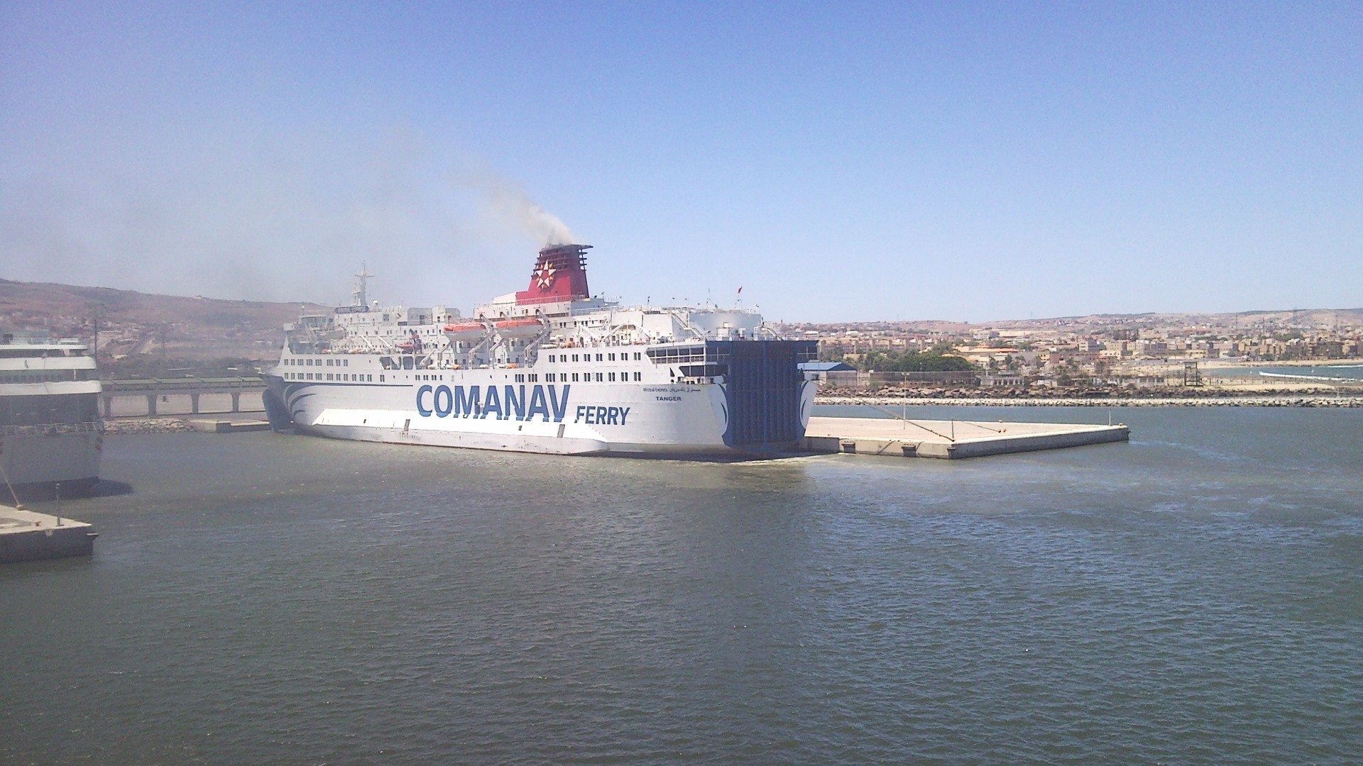Ferry à quai dans le port de Nador