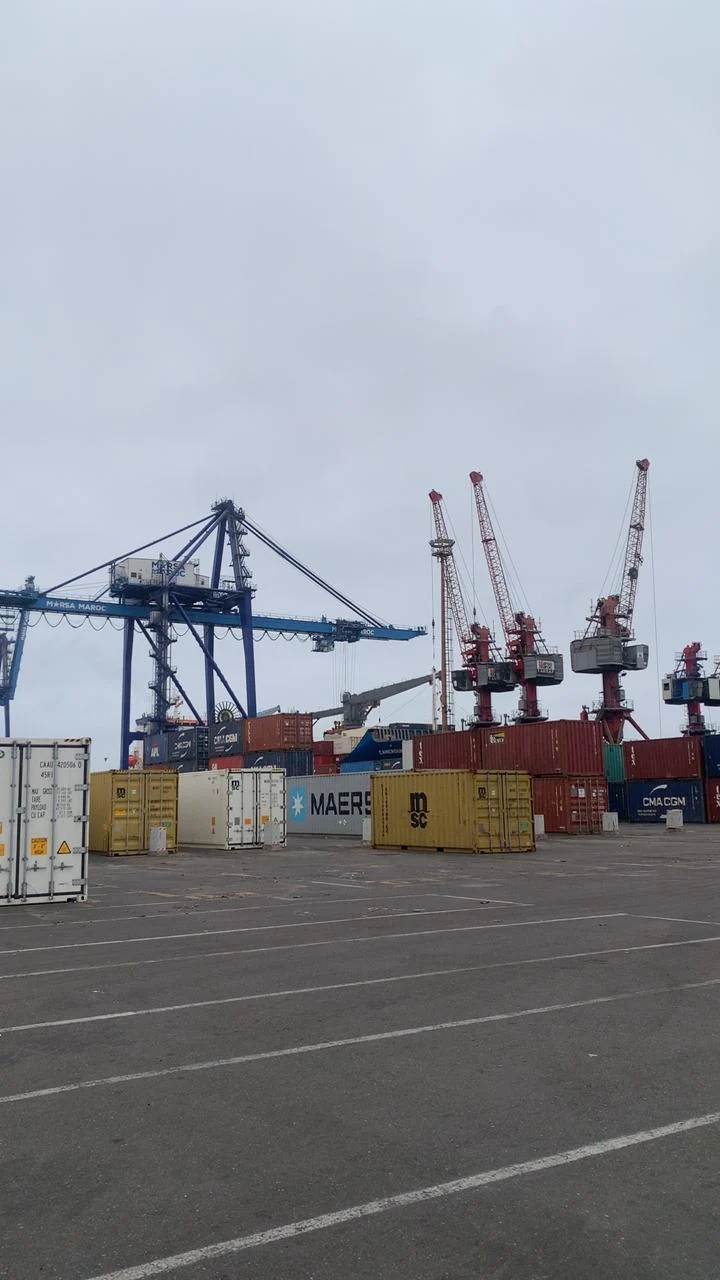 Grues et conteneurs du terminal du port d’Agadir